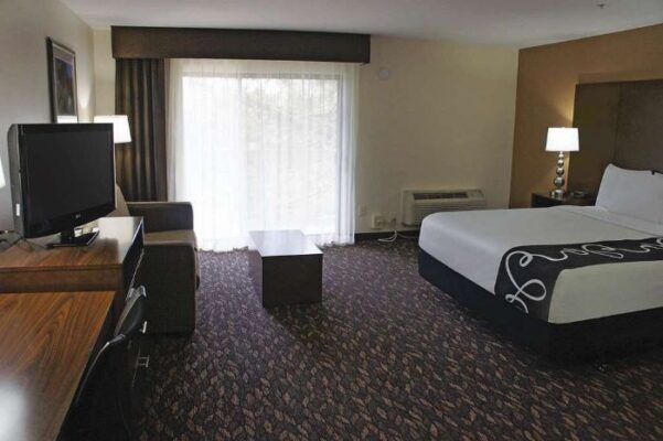 Hotels With Smoking Rooms in Hayward, CA